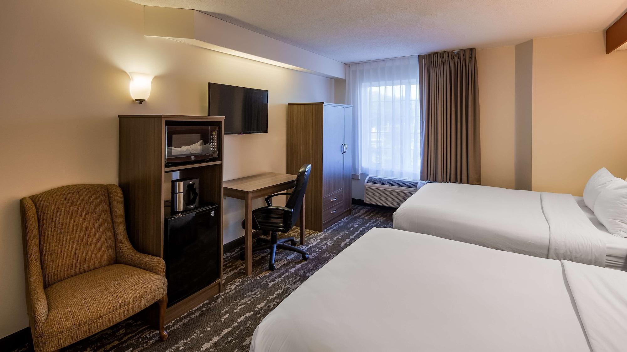 Charlevoix Inn & Suites Surestay Collection By Best Western Экстерьер фото