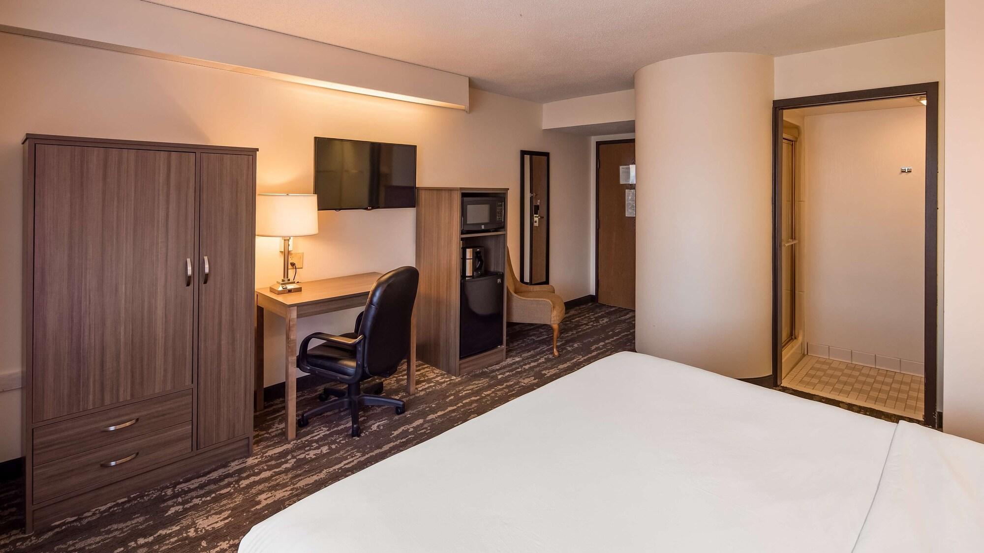 Charlevoix Inn & Suites Surestay Collection By Best Western Экстерьер фото