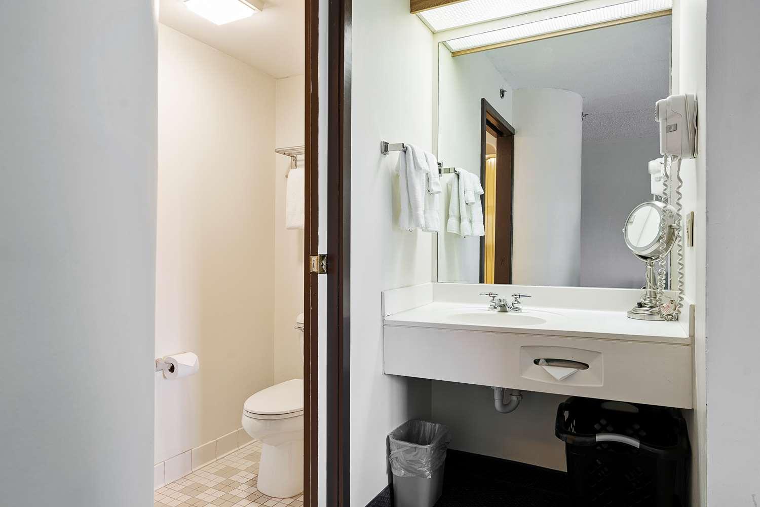 Charlevoix Inn & Suites Surestay Collection By Best Western Экстерьер фото