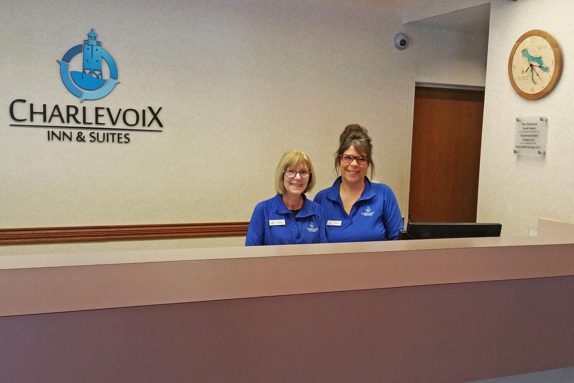 Charlevoix Inn & Suites Surestay Collection By Best Western Экстерьер фото