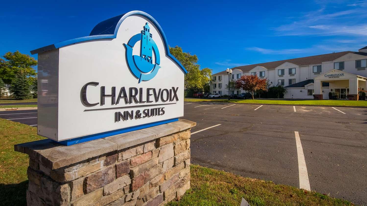 Charlevoix Inn & Suites Surestay Collection By Best Western Экстерьер фото