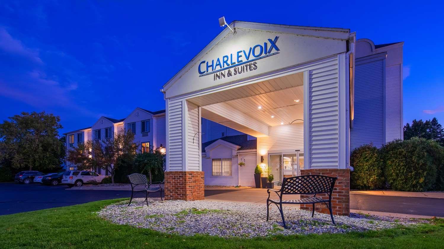 Charlevoix Inn & Suites Surestay Collection By Best Western Экстерьер фото