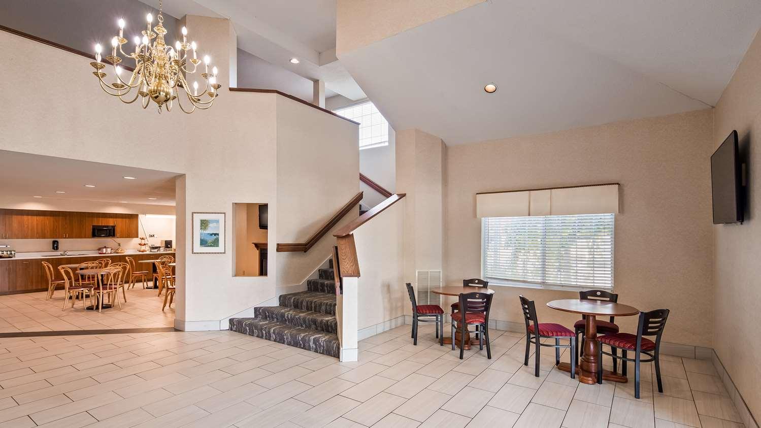 Charlevoix Inn & Suites Surestay Collection By Best Western Экстерьер фото