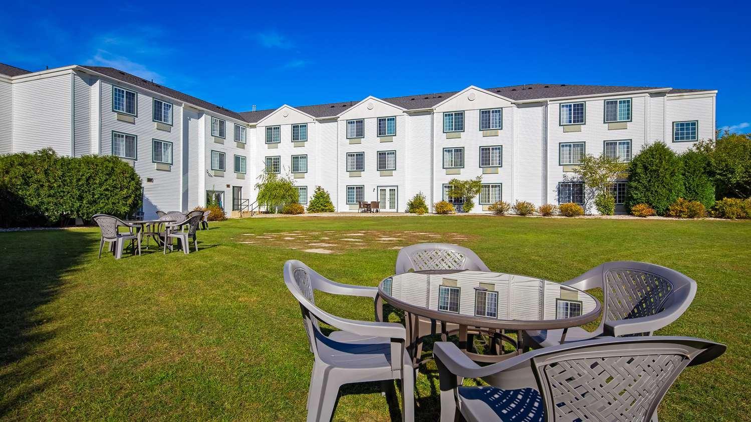 Charlevoix Inn & Suites Surestay Collection By Best Western Экстерьер фото