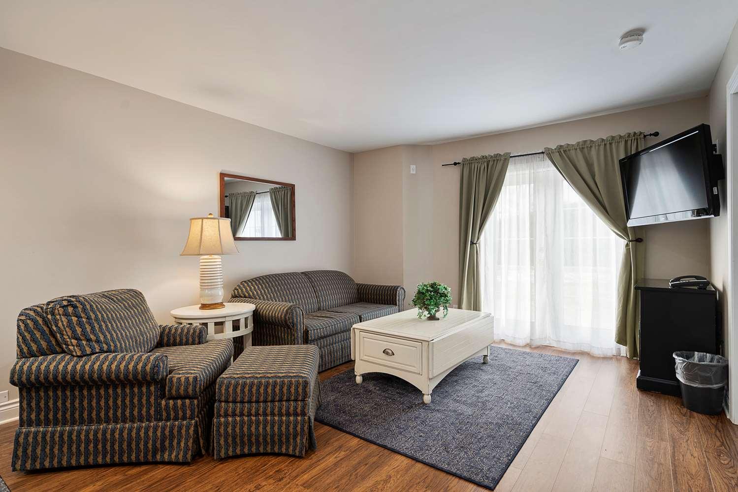 Charlevoix Inn & Suites Surestay Collection By Best Western Экстерьер фото