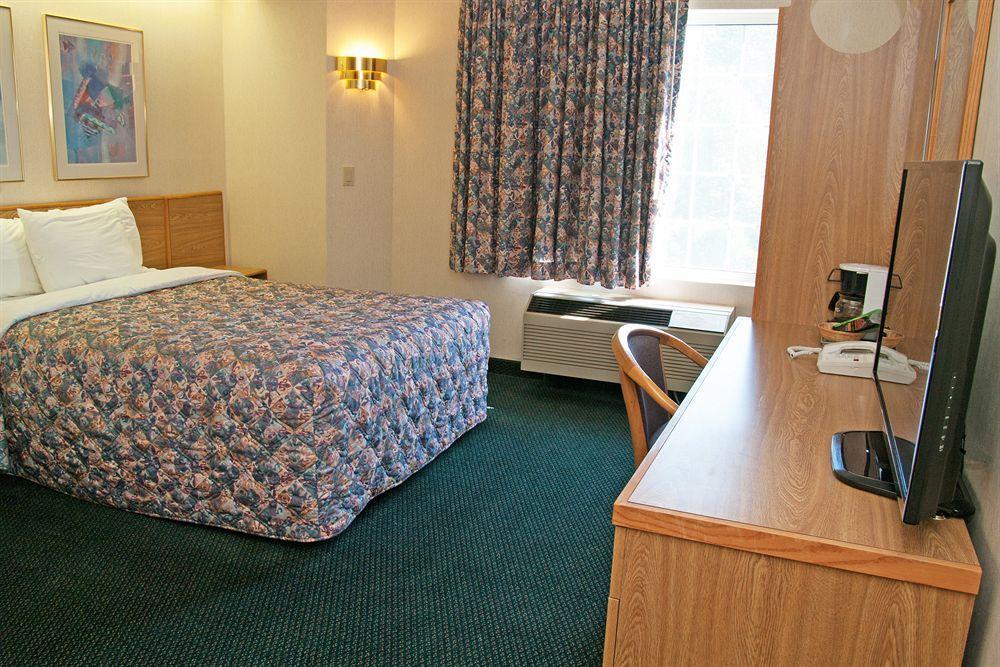 Charlevoix Inn & Suites Surestay Collection By Best Western Экстерьер фото